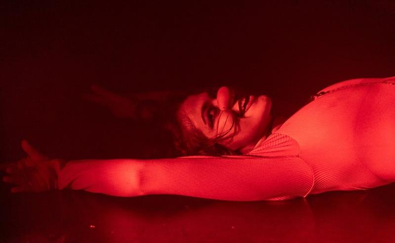 “A Queda”: tragicomédia sobre relações e resistência feminina estreia em curtíssima temporada em São Paulo